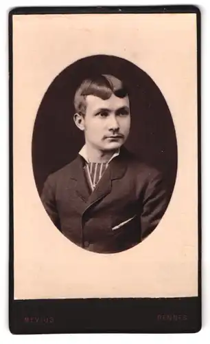 Fotografie Mevius, Rennes, Champ de Mars, Portrait junger Mann im Anzug mit Mittelscheitel