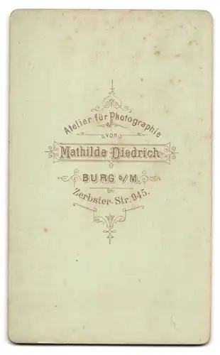 Fotografie Mathilde Diedrich, Burg b. M., Zerbster-Str. 945, Portrait kleiner Junge im Anzug mit Stock und Hut