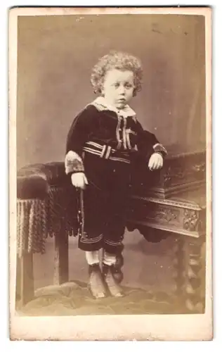 Fotografie J. S. Tulley & Co., Sheffield, Division Street 24-30, Portrait kleiner Junge im Anzug mit Lockenkopf