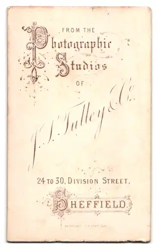 Fotografie J. S. Tulley & Co., Sheffield, Division Street 24-30, Portrait kleiner Junge im Anzug mit Lockenkopf