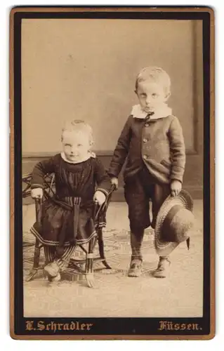 Fotografie E. Schradler, Füssen, Portrait zwei Kinder im Kleid und Anzug mit Strohhut