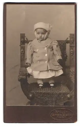 Fotografie Atelier Kaufhaus des Westens, Berlin, Portrait wohlhabendes Kleinkind im teuren Kleid mit Mütze