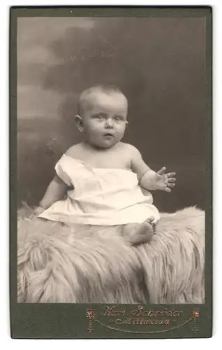 Fotografie Kurt Schröder, Mittweida, Portrait Kleinkind im weissen Leibchen auf einem Fell sitzend