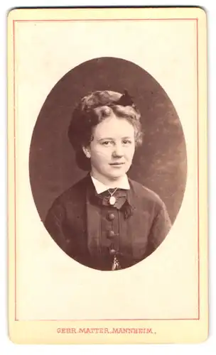 Fotografie Gebrüder Matter, Mannheim, Heidelbergerstr. 19, Portrait Mädchen mit toupiertem Haar