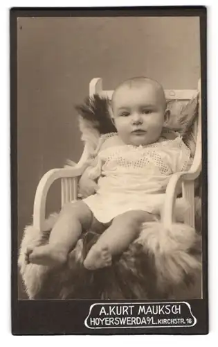 Fotografie A. Kurt Mauksch, Hoyerswerda O. L., Kirchstr. 16, Baby im Sessel sitzend