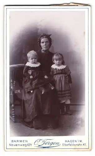 Fotografie C. Fergen, Hagen i. W., Elberfelderstr. 47, Grossmutter & Enkelkinder im Foto-Atelier
