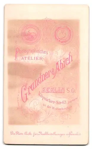 Fotografie Grundner & Abich, Berlin, Köpnickerstr. 63, Portrait Mädchenmit Collier & Ohrringen im Sonntagskleid