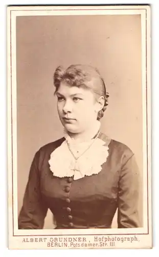 Fotografie Albert Grundner, Berlin, Potsdamerstr. 3, Portrait hübsche junge Dame mit Halskette & Kreuzanhänger