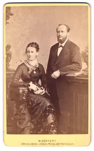 Fotografie W. Höffert, Dresden, Seestr. 10, Ehepaar in festlicher Garderobe vor Kulisse