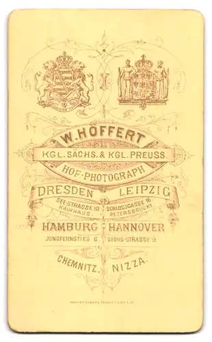 Fotografie W. Höffert, Dresden, Seestr. 10, Ehepaar in festlicher Garderobe vor Kulisse
