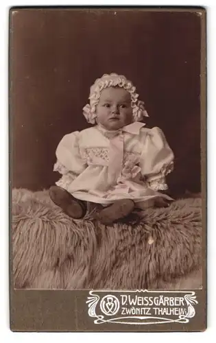 Fotografie D. Weissgärber, Zwönitz, Baby mit Haube im weissen Kleidchen, koloriert