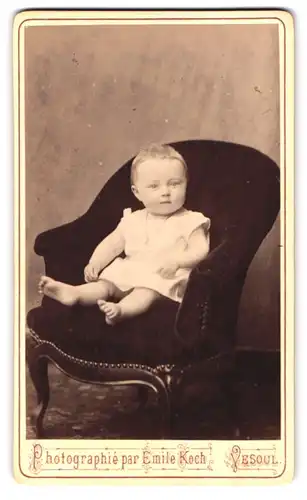 Fotografie Emile Koch, Vesoul, 11 Rue de la Gare, Baby im weissen Kleidchen auf Sessel sitzend