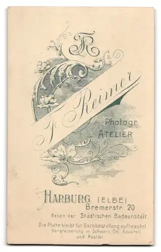 Fotografie F. Reimer, Harburg a. Elbe, Bremerstr. 20, Hausfrau im Festtagskleid vor Kulisse