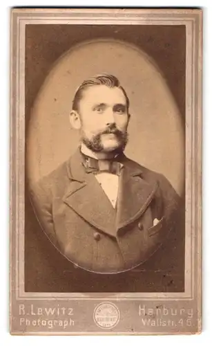 Fotografie R. Lewitz, Harburg, Wallstr. 46, Portrait eleganter Herr mit Backenbart im Anzug