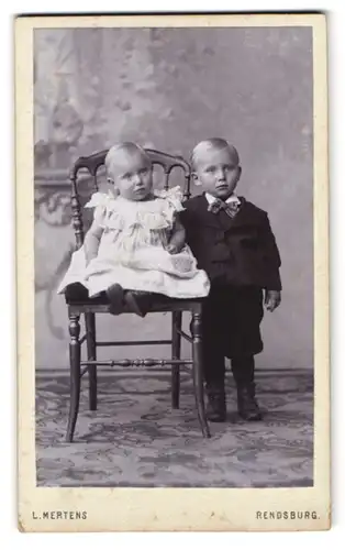 Fotografie L. Mertens, Rendsburg, Knabe im Anzug & Baby im Kleidchen