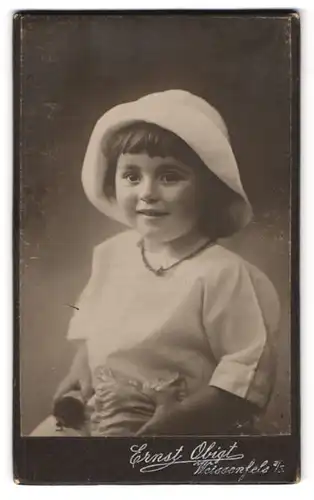 Fotografie Ernst Obigt, Weissenfels, Promenade 19, Portrait kleines Mädchen mit Hut & Halskette