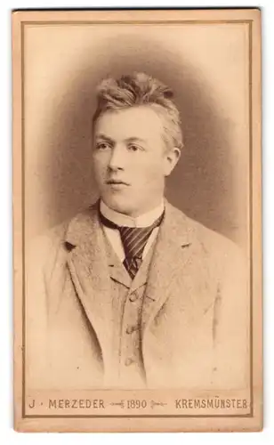 Fotografie Josef Merzeder, Kremsmünster, Portrait junger Mann trägt Anzug und Krawatte