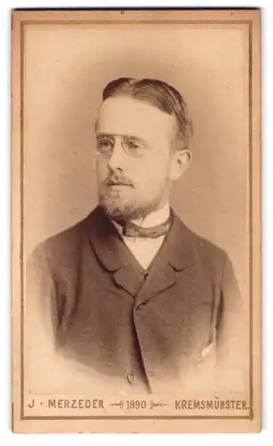 Fotografie Josef Merzeder, Kremsmünster, Portrait junger Mann mit Zwicker