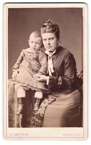 Fotografie C. Höpfner, Halle / Saale, Alter Markt 1, Mutter mit Kind in festlicher Garderobe
