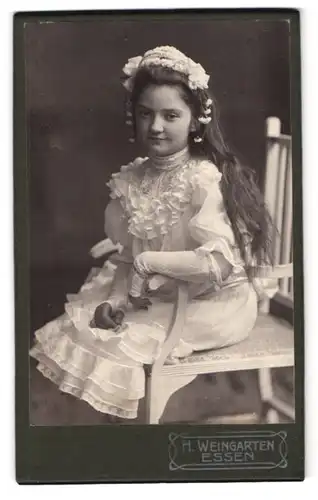Fotografie H. Weingarten, Essen, Huyssens Allee 26, Lisbeth Meermann im modischen Festtagskleid 1908