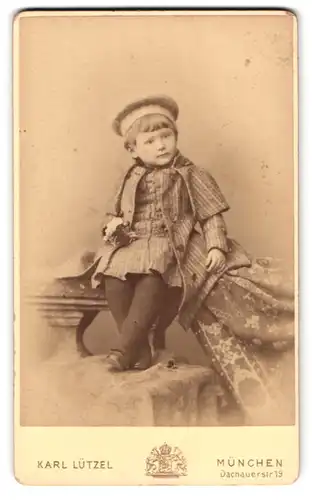 Fotografie Karl Lützel, München, Dachauerstr. 19, Kind mit Mütze & Mantel in Sonntagskleidung