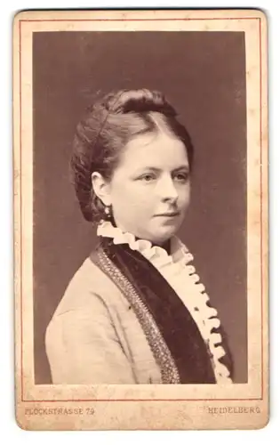 Fotografie Eduard Schultze, Heidelberg, Plöckstr. 79, Portrait junge Dame im bürgerlichen Sonntagskleid