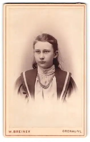 Fotografie W. Breiner, Gronau a. L., Portrait Mädchen mit Halskette & Brosche