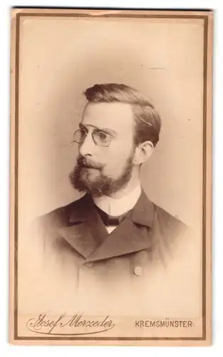 Fotografie Josef Merzeder, Kremsmünster, Portrait Herr mit Zwicker und Vollbart