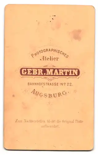 Fotografie Gebrüder Martin, Augsburg, Bahnhofstr. 22, kleines Mädchen an Beistelltisch lehnend