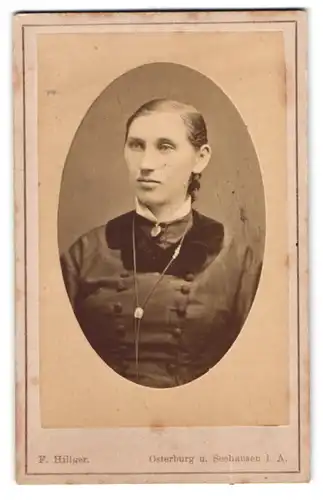 Fotografie F. Hillger, Osterburg i. A., Portrait junge Dame trägt bürgerliches Sonntagskleid