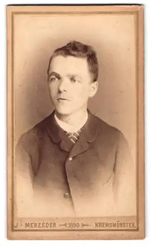 Fotografie Josef Merzeder, Kremsmünster, Portrait Bursche im Anzug