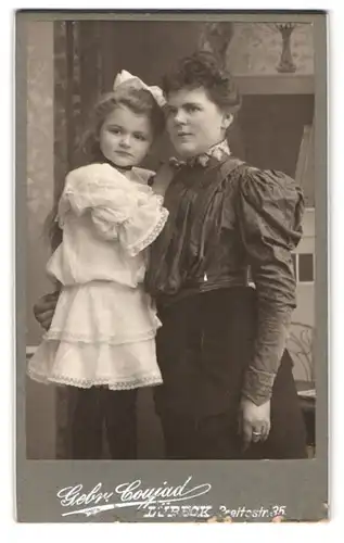 Fotografie Gebr. Coujad, Lübeck, Breitestr. 35, Mutter & Tochter im Festtagskleid