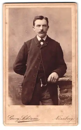 Fotografie Georg Schönau, Hamburg, Bayreuther Str. 20, Herr im Anzug mit Taschenuhr-Kette