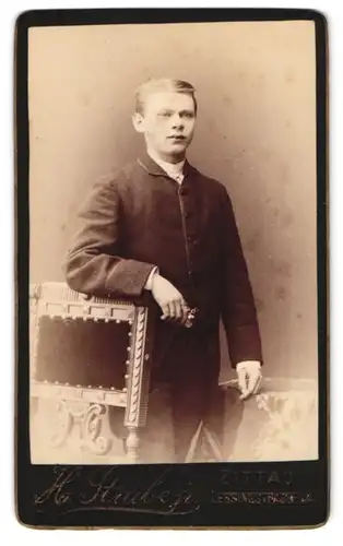Fotografie H. Strube Junior, Zittau, Lessingstr. 14, Bursche im Anzug mit Taschenuhrkette