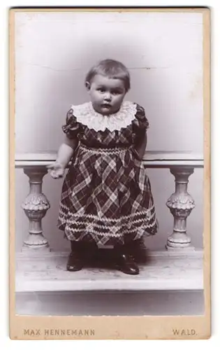 Fotografie Max Hennemann, Wald, proppes Kleinkind im Kleidchen