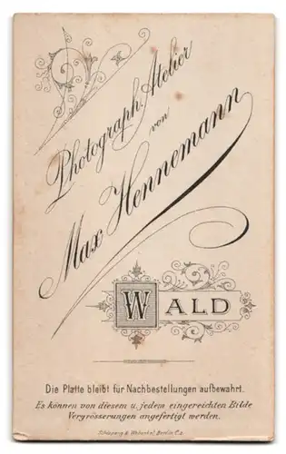 Fotografie Max Hennemann, Wald, proppes Kleinkind im Kleidchen