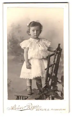 Fotografie Atelier Regis, Berlin, Prinzenstr. 44, kleines Mädchen im weissen Kleid 1906