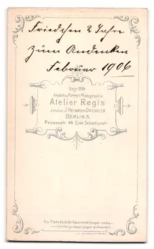 Fotografie Atelier Regis, Berlin, Prinzenstr. 44, kleines Mädchen im weissen Kleid 1906