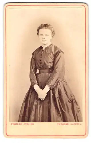 Fotografie Theodor Haertel, Potsdam, Charlottenstr. 25, junge Dame im Bidermeierkleid