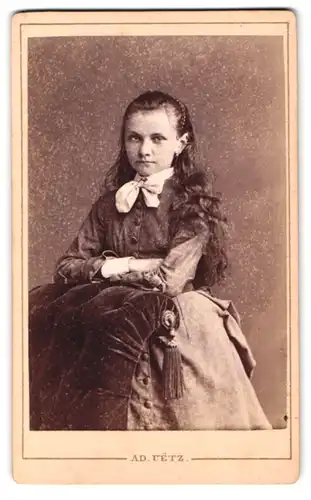 Fotografie Adalbert Uetz, Carlsruhe, Amalienstr. 28, eingeschnapptes Mädchen mit langem Haar