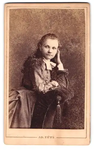 Fotografie Adalbert Uetz, Carlsruhe, Amalienstr. 28, Mädchen mit langem Haar auf Sessel kniend