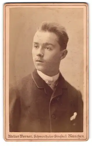 Fotografie Franz Werner, München, Schwanthalerstr. 1, Portrait überraschter Bursche im Anzug