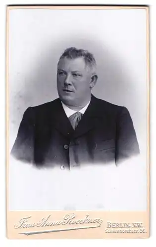 Fotografie Anna Roeckner, Berlin, Scharnhorststr. 36, Portrait stattlicher Herr im Anzug