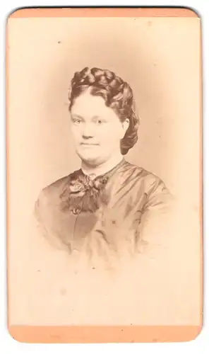 Fotografie Otto Bielfeldt, Pilsen, Gartengasse 172, Portrait Dame mit geflochtenem Haar & Schleife