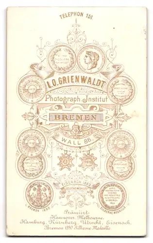 Fotografie L.O. Grienwaldt, Bremen, Wall 86, Ehepaar in bester Garderobe im Foto-Atelier