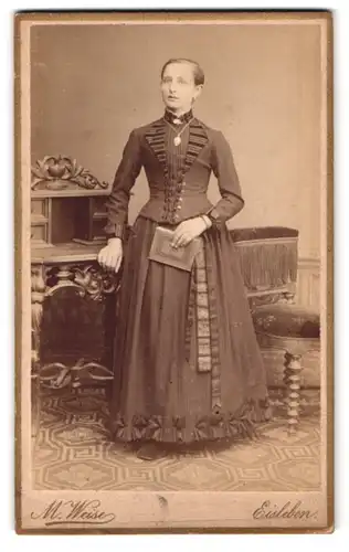 Fotografie M. Weise, Eisleben, Glockenstr. 15, hübsche Dame im langen Kleid