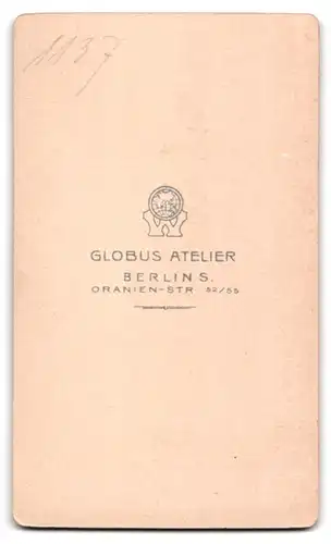 Fotografie Globus Atelier, Berlin, Oranienstr. 52-55, Knabe im Matrosenanzug mit Bollerwagen & Reitgerte