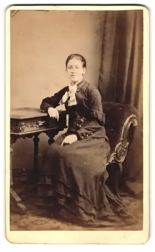 Fotografie J. Walker, Barnsley, Eldon Street, junge Dame mit Halstuch auf Sessel sitzend