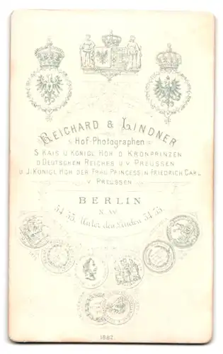 Fotografie Reichard & Lindner, Berlin, Unter den Linden 54-55, hübsche Brünette Dame mit Zopf