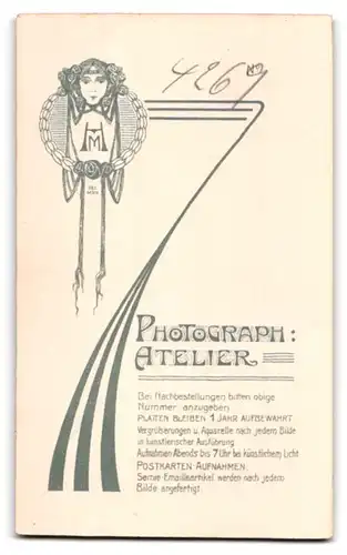 Fotografie Atelier H.M., Potsdam, Brandenburgerstr. 30, Knabe im Kostüm vor Studiokulisse